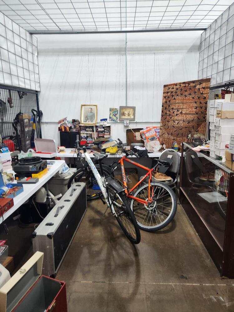 Rossi`s Flea Market - North Versailles  auction IB-8609 20