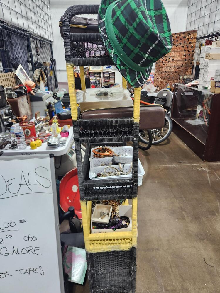 Rossi`s Flea Market - North Versailles  auction IB-8609 30