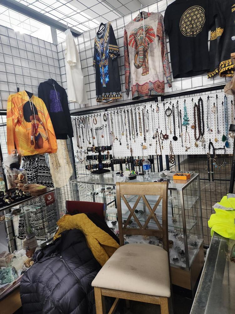 Rossi`s Flea Market - North Versailles  auction IB-4003 40