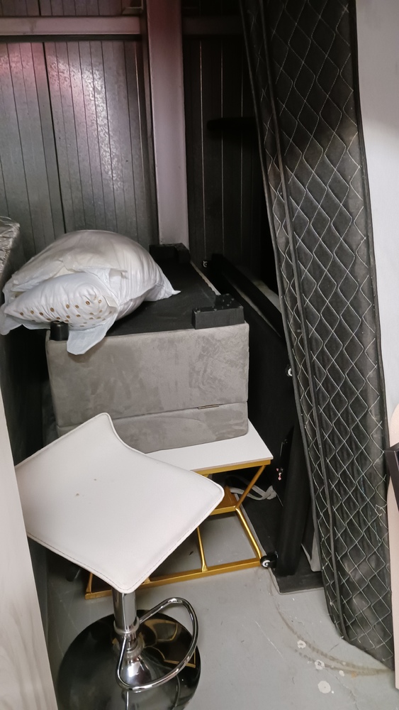 L257 -  Access Storage -  675 Queen St  auction IB-1060 30