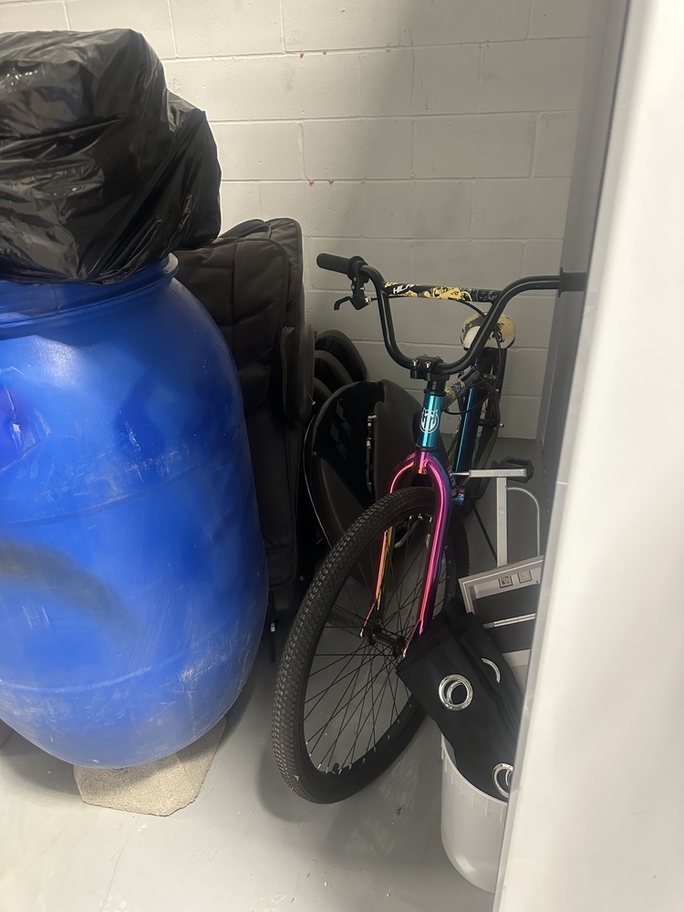 Q SELF STORAGE  auction IB-2800