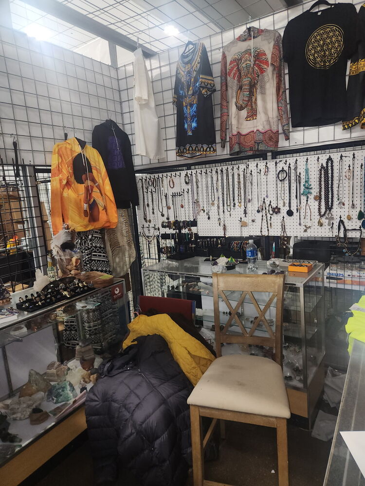 Rossi`s Flea Market - North Versailles  auction IB-1973 30