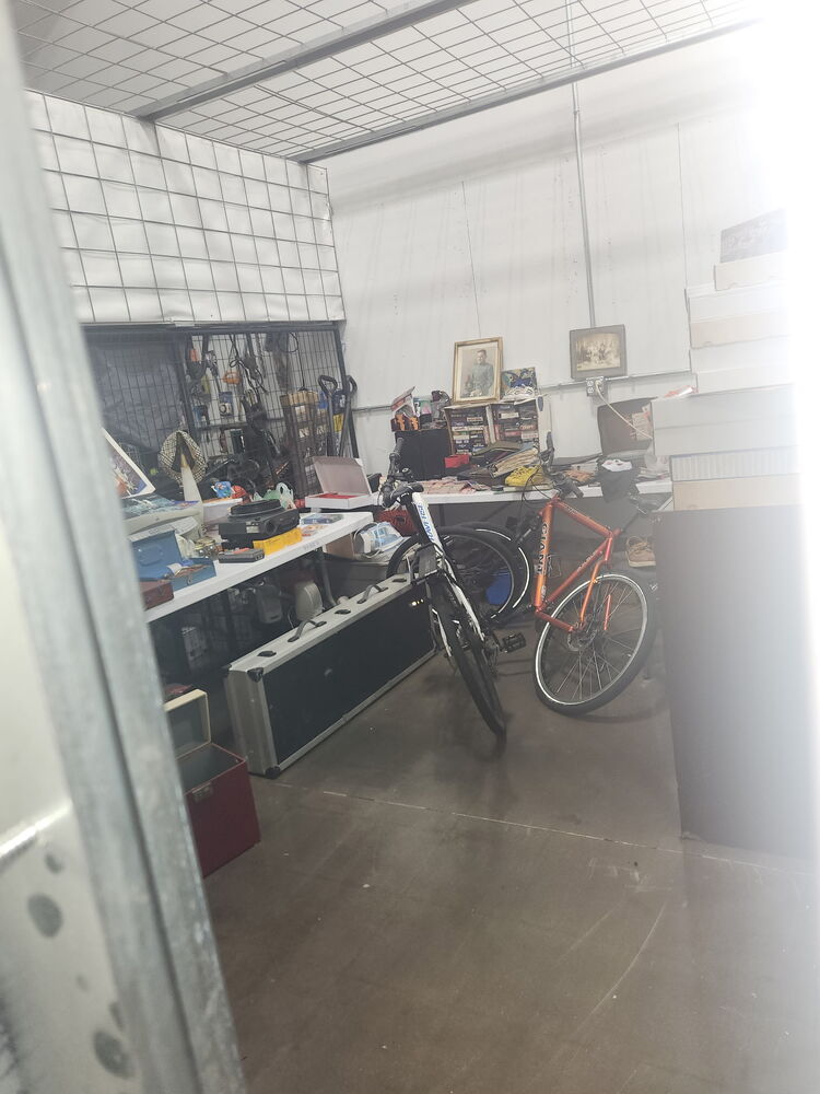 Rossi`s Flea Market - North Versailles  auction IB-4472 60