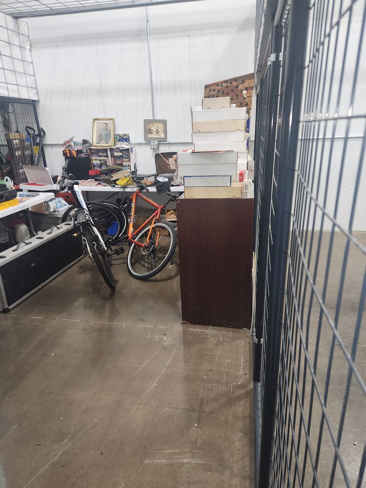 Rossi`s Flea Market - North Versailles  auction IB-4472 90