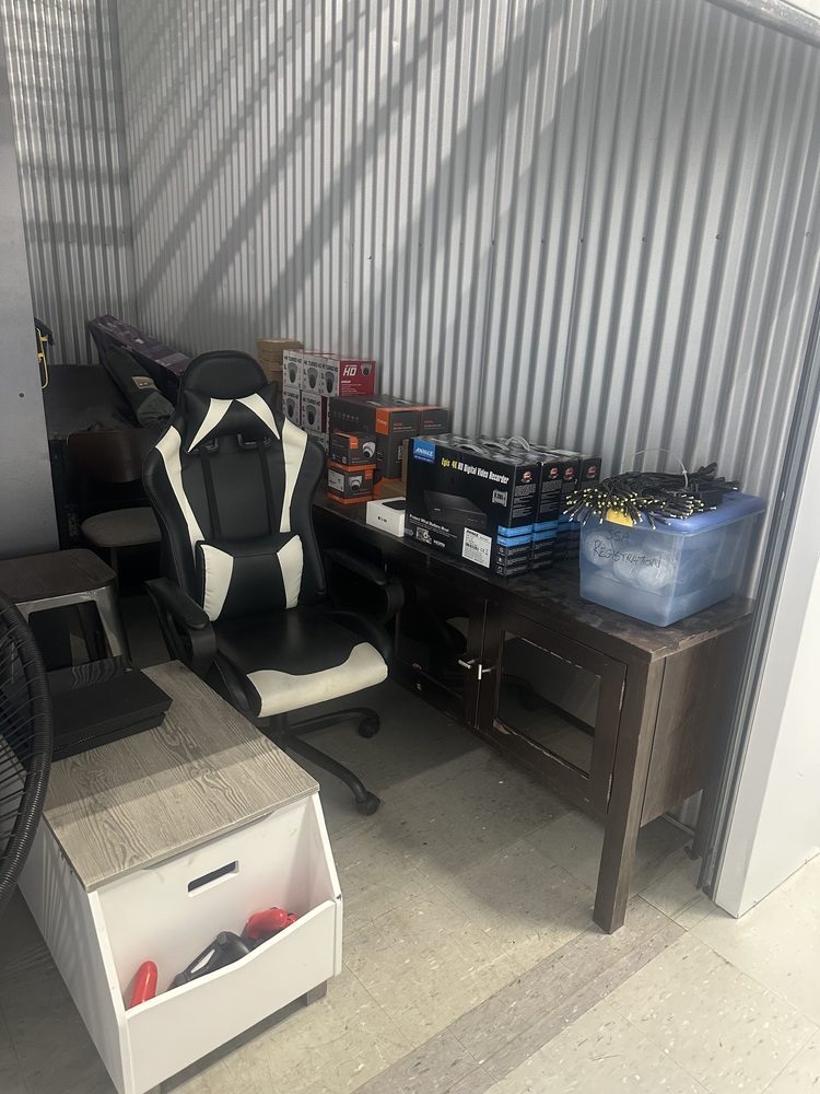 Q SELF STORAGE  auction IB-4002 20