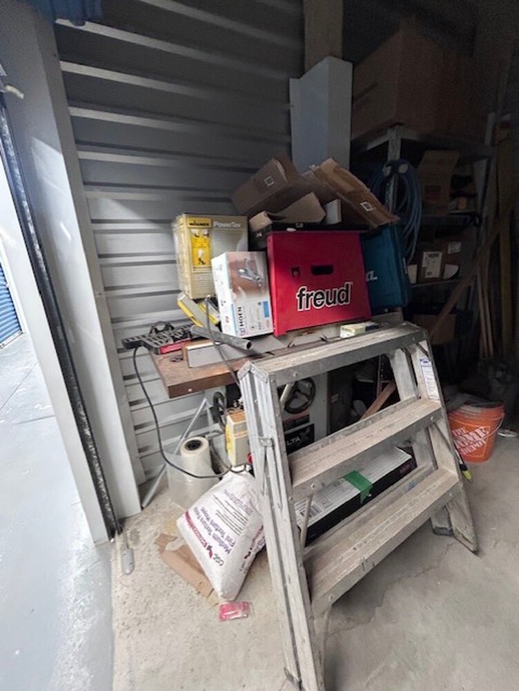 3032 -StorageMart  Ajax  auction IB-9175 70