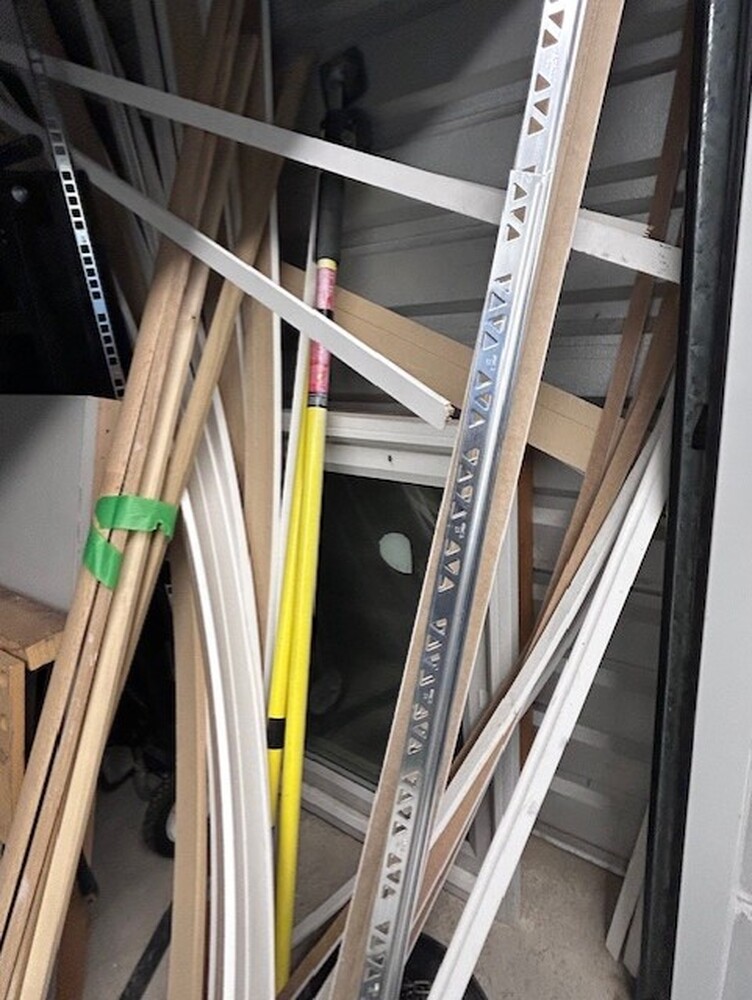 3032 -StorageMart  Ajax  auction IB-9175 40