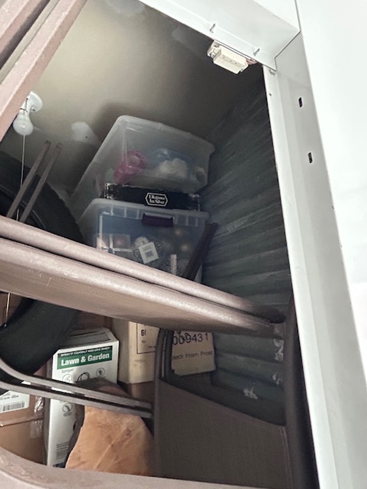 3032 -StorageMart  Ajax  auction IB-9963 30