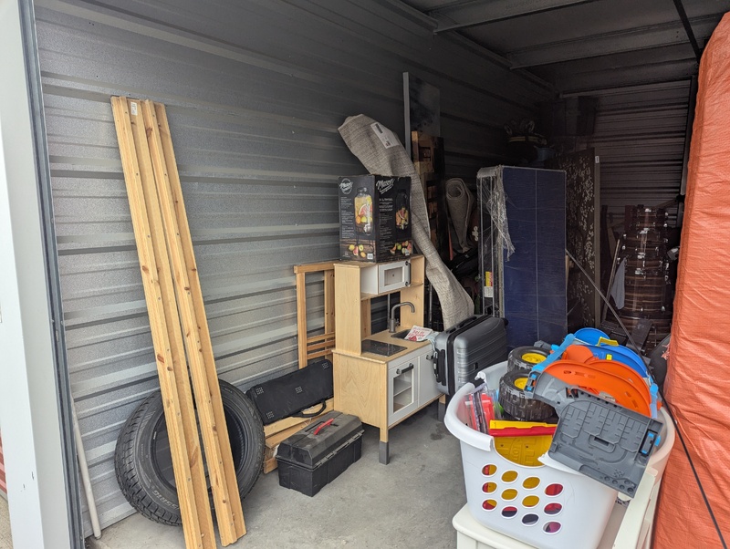 2551 - StorageMart Deerfoot Trail & Yankee Valley  auction IB-9400 30