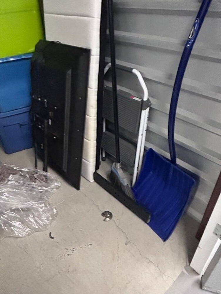 3032 -StorageMart  Ajax  auction IB-3484 40