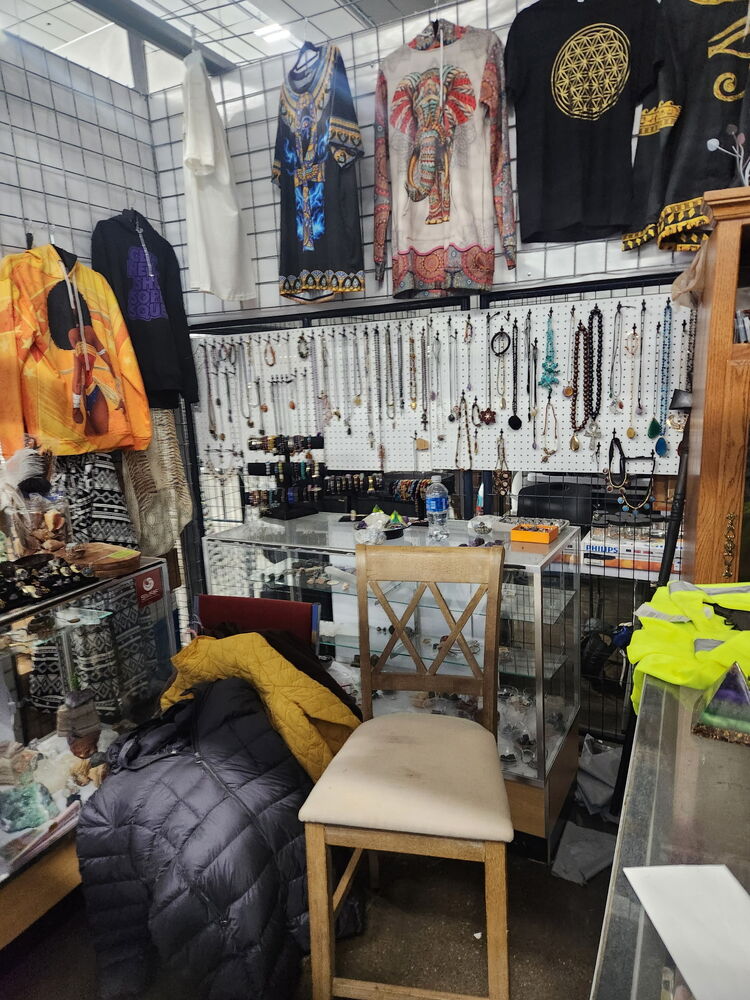 Rossi`s Flea Market - North Versailles  auction IB-3326 50